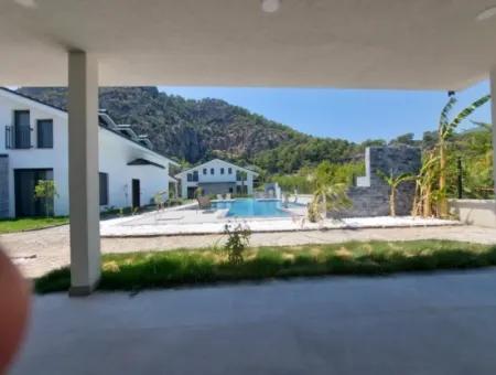 Muğla Dalyanda Kanala Sıfır 2.600 M2 Müstakil Arsada 8 Adet Sıfır Villa Turizm İşletme İçin Kiralık